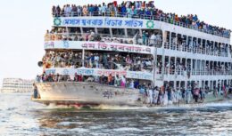 Os desafios enfrentados por um capitão ao pilotar uma balsa superlotada em Dhaka, Bangladesh
