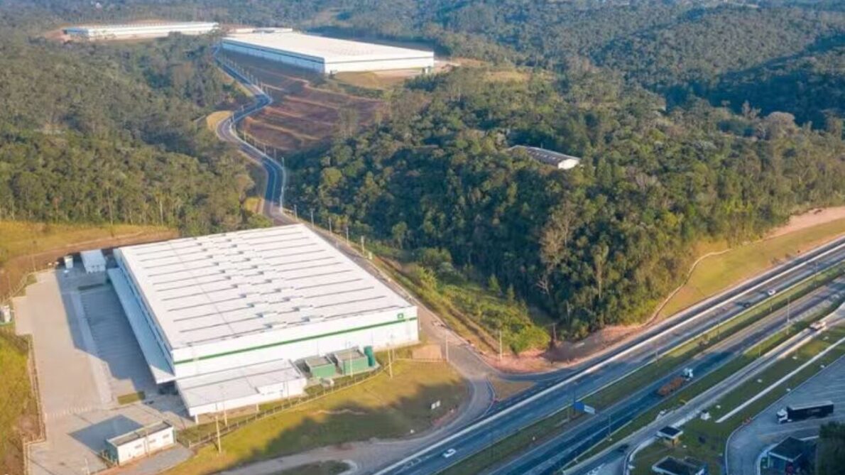 A nova fábrica da Dengo, com investimento de R$ 100 milhões, iniciará operações em maio de 2025, gerando 300 vagas de emprego.