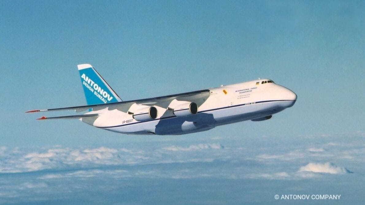 O Antonov AN-124, considerado o maior avião cargueiro do mundo, pousou em Viracopos, Campinas, atraindo grande público.