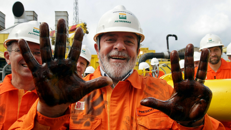 Lula em foto quando a Petrobras dava início à produção comercial do pré-sal. (Imagem: reprodução/ PT)