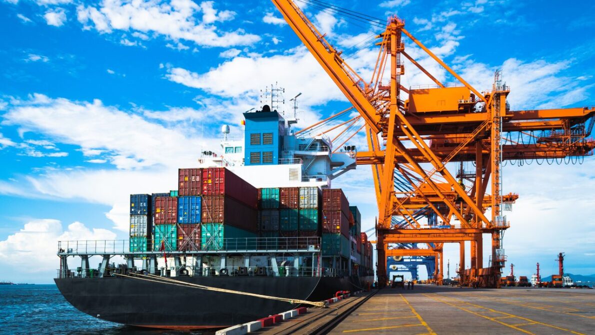Porto de Chancay no Peru promete transformar o comércio Brasil-Ásia, oferecendo acesso mais rápido e reduzindo custos de frete.