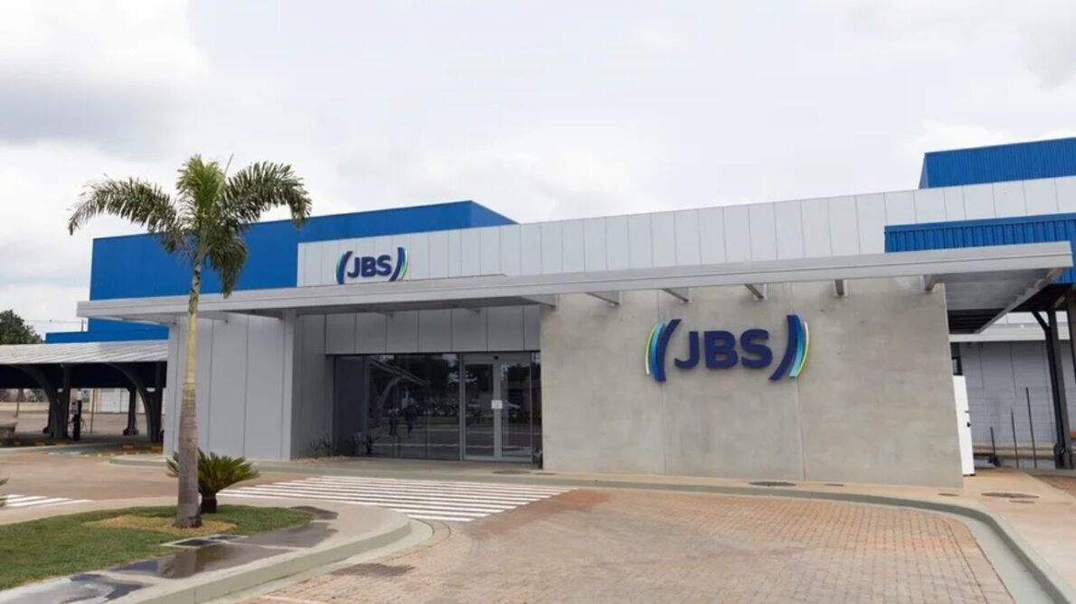 JBS investe 50 milhões de dólares em nova fábrica na Arábia Saudita, criando 500 vagas de emprego e quadruplicando a capacidade de produção.