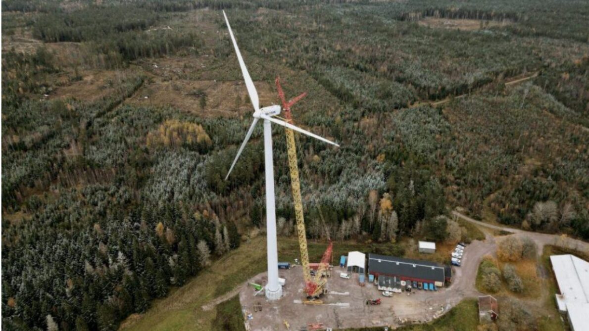 Suécia inaugurou a maior torre de turbina eólica de madeira do mundo, impulsionando energia limpa e sustentável para comunidades locais.