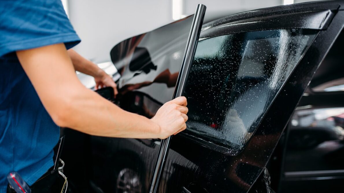 CONTRAN estabelece novas regras para aplicação de insulfilme em vidros de carros, visando equilibrar segurança e conforto térmico.
