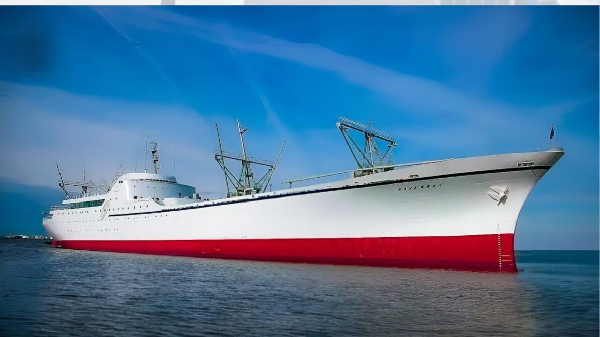 Navio mercante movido a energia nuclear NS Savannah, pioneiro dos anos 1950, permanece em um porto dos EUA como símbolo do potencial atômico pacífico.