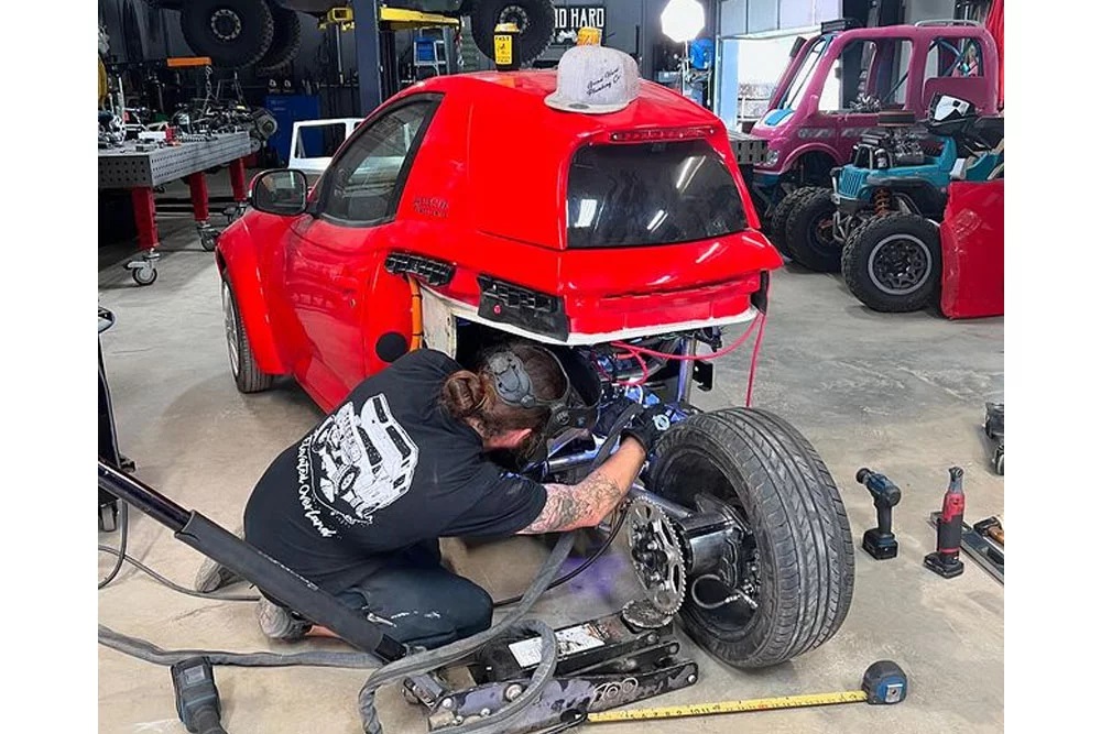 Carro elétrico ‘proibido’ no mercado automotivo recebe motor de Hayabusa com 200 cavalos e vai de 0 a 100 km/h em menos de 7 segundos!