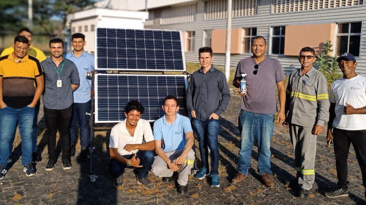 NASA se interessou! Com menos de 50 ml de água, a invenção do cearense Ismael Mendes limpa painéis solares, garantindo de 2 a 10% a mais de eficiência energética