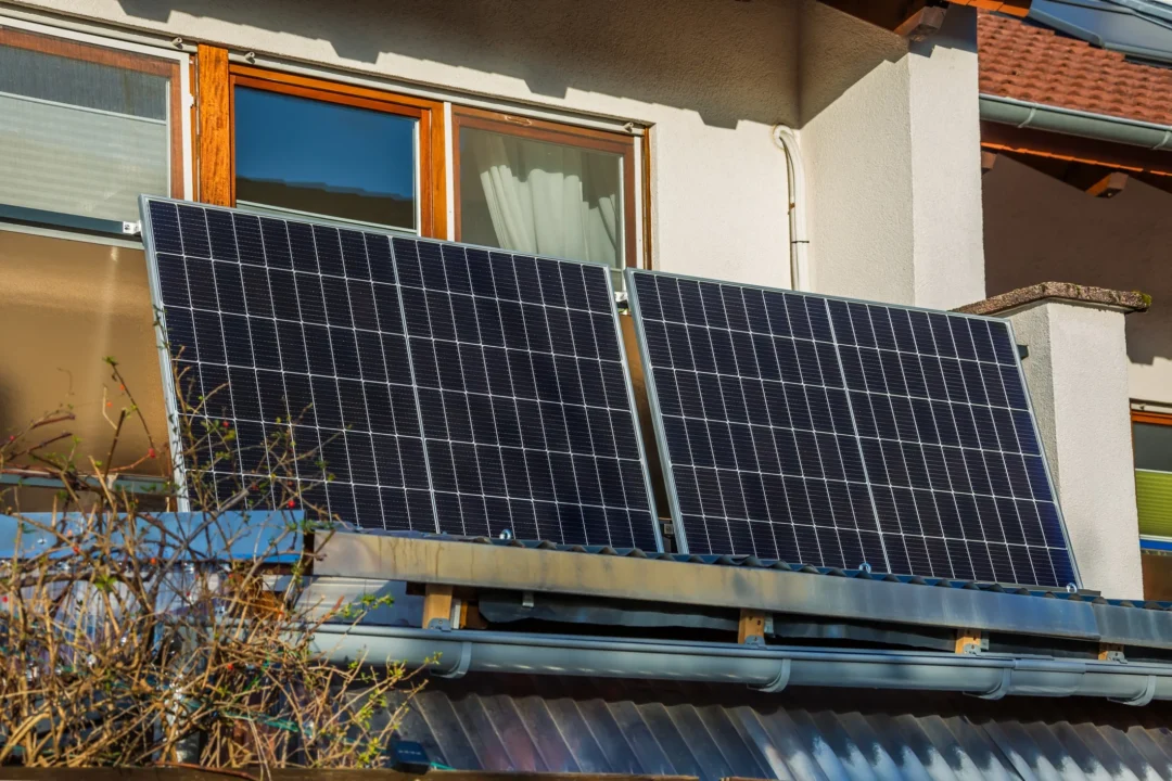 Painéis solares portáteis: Nova tendência global! Residências ao redor do mundo estão instalando placas fotovoltaicas nas SACADAS e CALÇADAS, deixando os telhados de lado