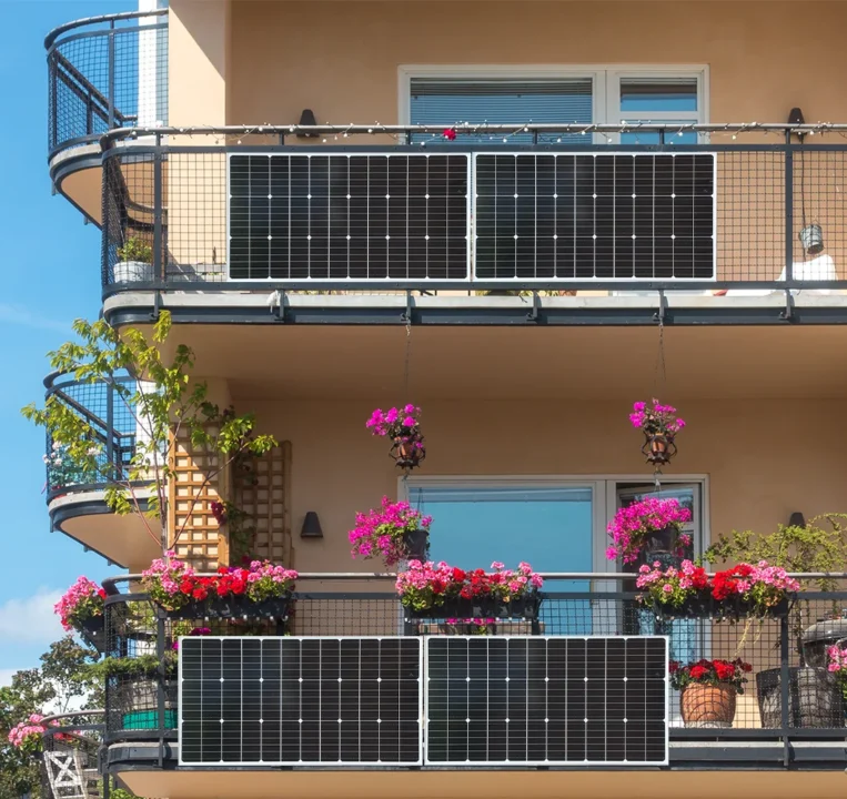 Painéis solares portáteis: Nova tendência global! Residências ao redor do mundo estão instalando placas fotovoltaicas nas SACADAS e CALÇADAS, deixando os telhados de lado