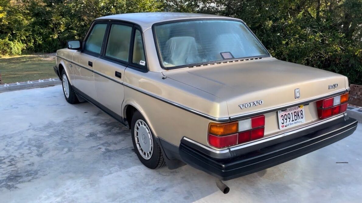 Volvo 240 e seu icônico motor Redblock desafiam o tempo, faz de 0 a 100 km/h em apenas 9 segundos e vai além de um carro de professor de matemática