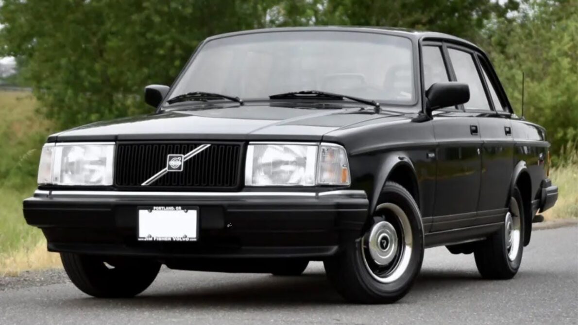 Volvo 240 e seu icônico motor Redblock desafiam o tempo, faz de 0 a 100 km/h em apenas 9 segundos e vai além de um carro de professor de matemática