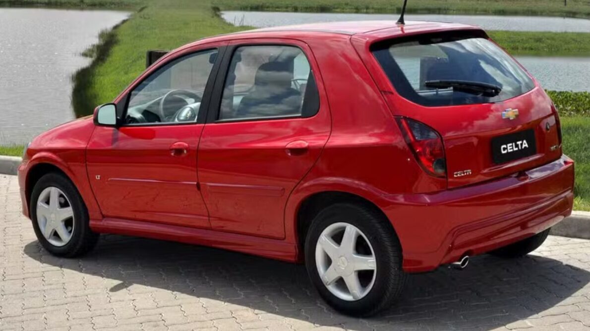 Chevrolet Celta LT 2012: uma análise detalhada do carro compacto, incluindo ficha técnica, design e pontos de interesse.