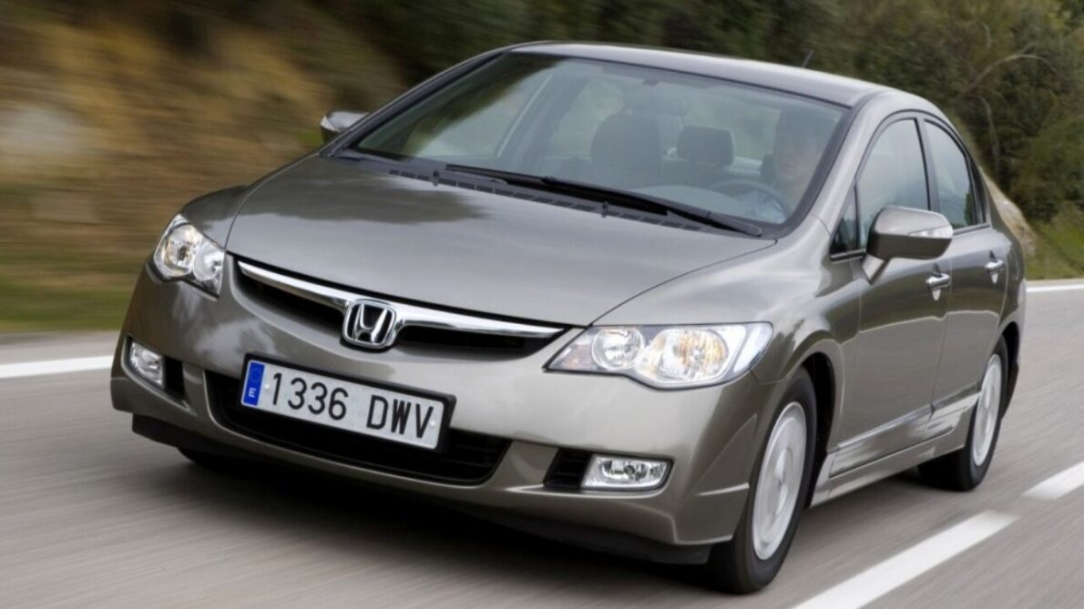 Explore a ficha técnica completa do Honda Civic 2008, itens de série, opções de motorização, consumo de combustível e preços atualizados do carro.