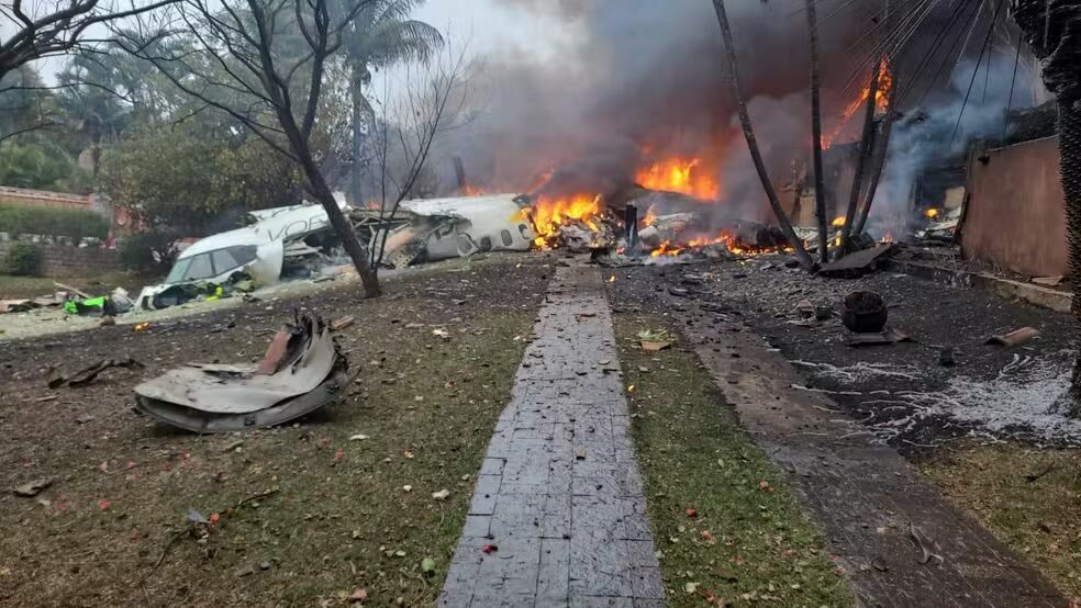 Urgente! Avião da Passaredo cai com 62 pessoas; veja o momento da queda. (Imagem: reprodução)