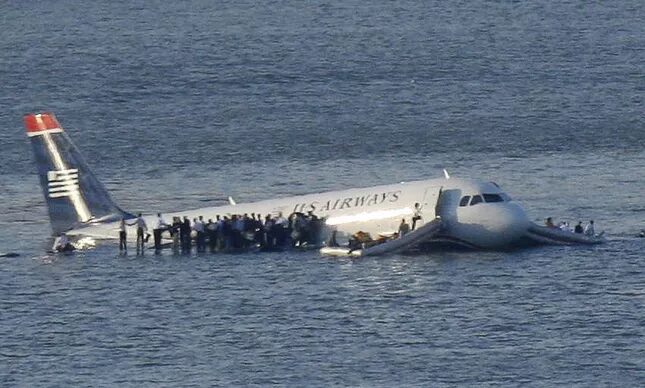 Foto real do dia em que o piloto pousou no rio. (Imagem: reprodução/ Youtube)