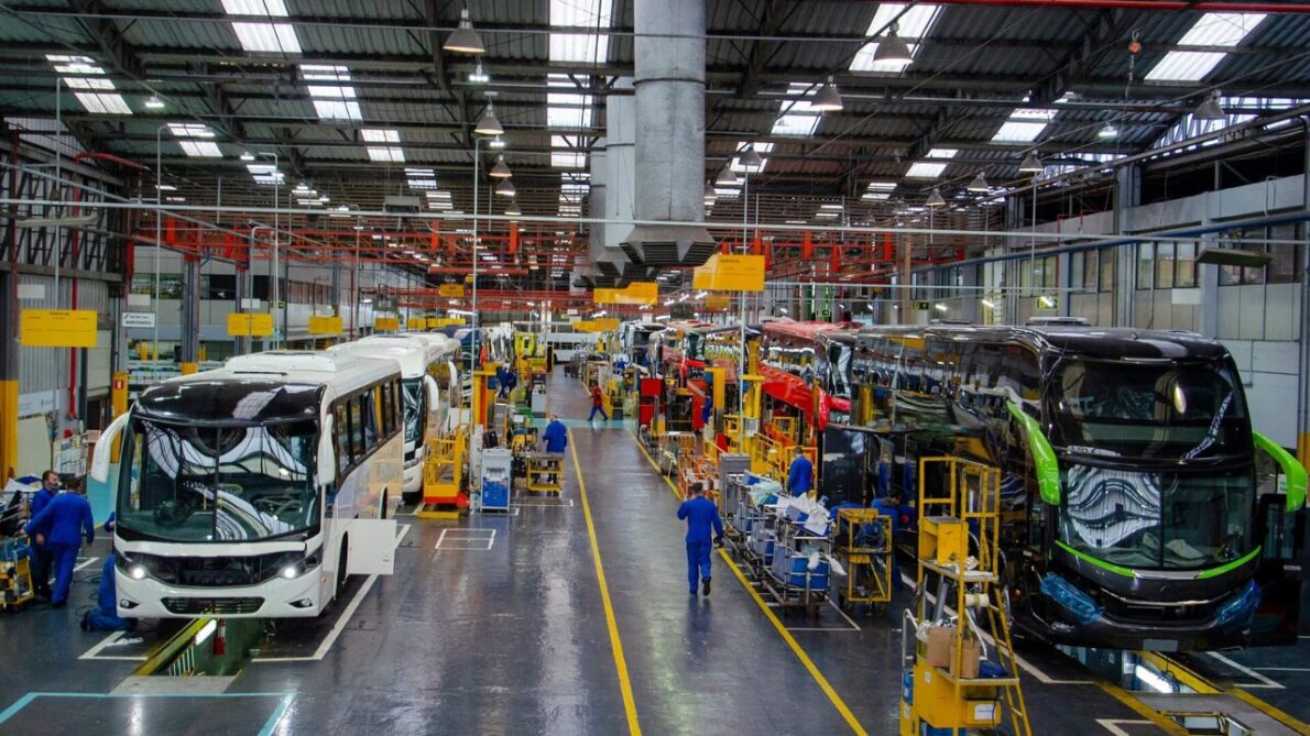 Marcopolo investe R$ 260 milhões em fábrica no ES e gera 500 novas vagas com foco em produzir ônibus elétricos.