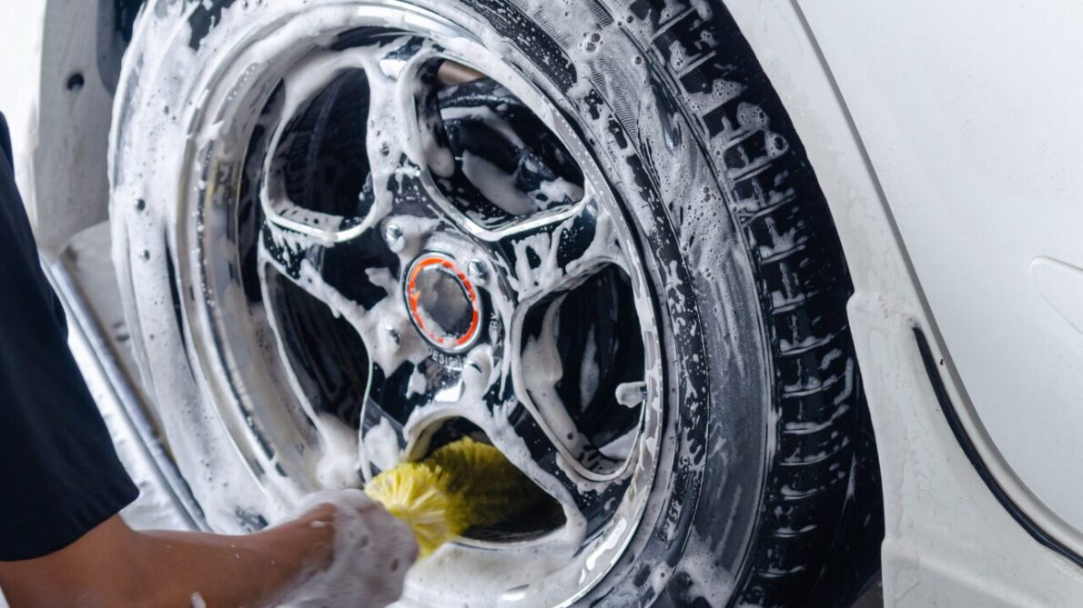 Saiba por que usar o vinagre na limpeza de pneus pode comprometer a garantia e danificar a borracha.