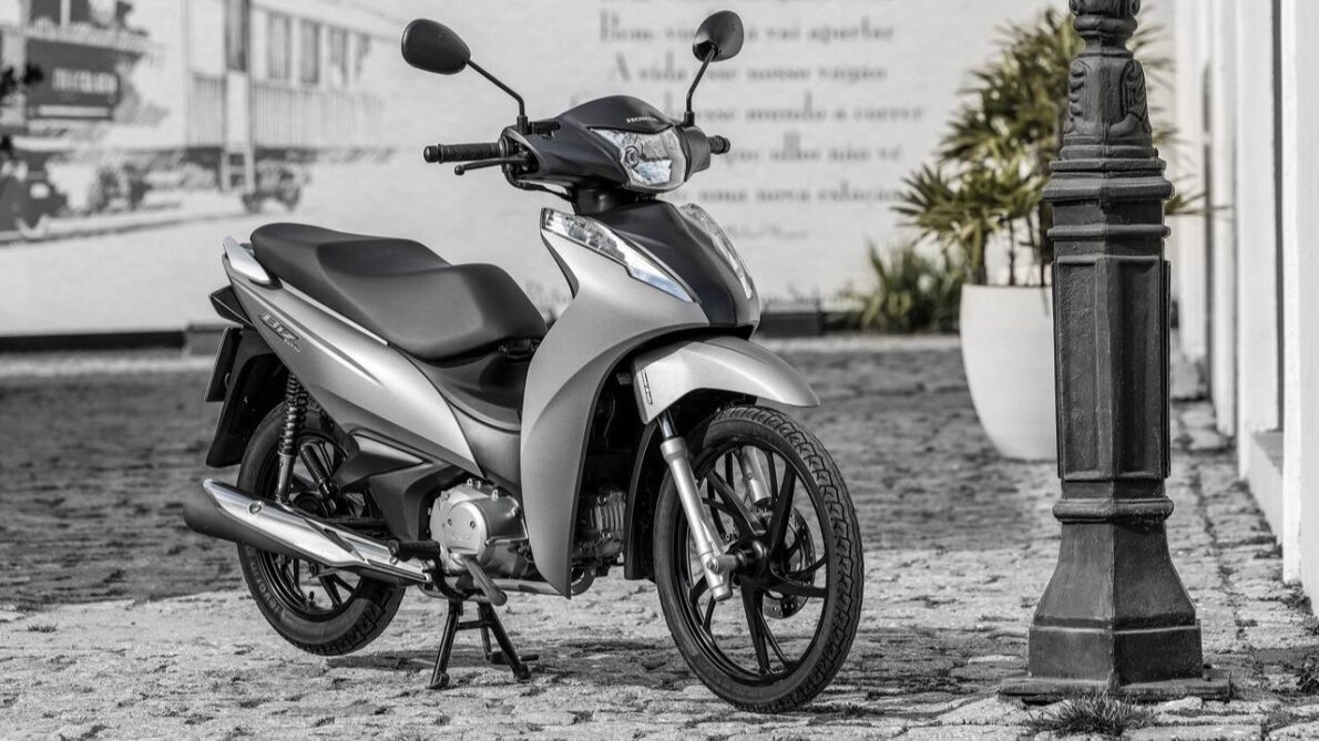 De 2005 a 2023: a evolução da Honda Biz 125, desde a introdução do motor de 124,9 cm³ até a quarta geração da moto com injeção eletrônica e mais.