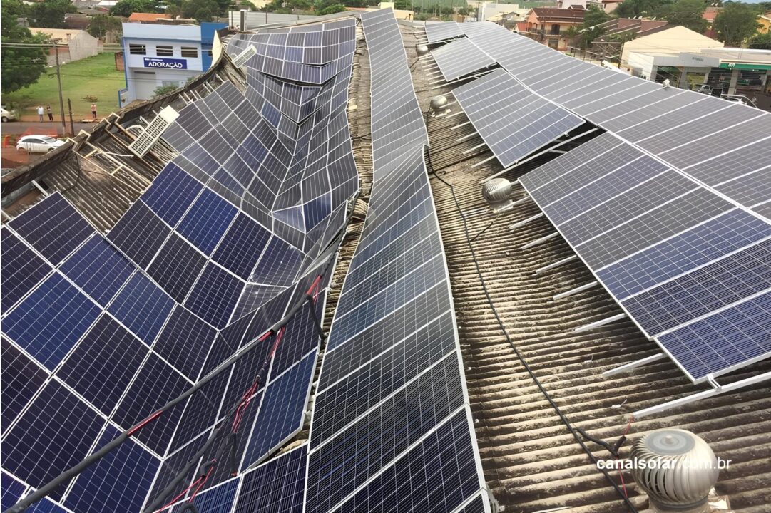 Placas solares podem desabar seu telhado? Veja o peso de um sistema solar e quantos quilos sua casa realmente pode suportar!