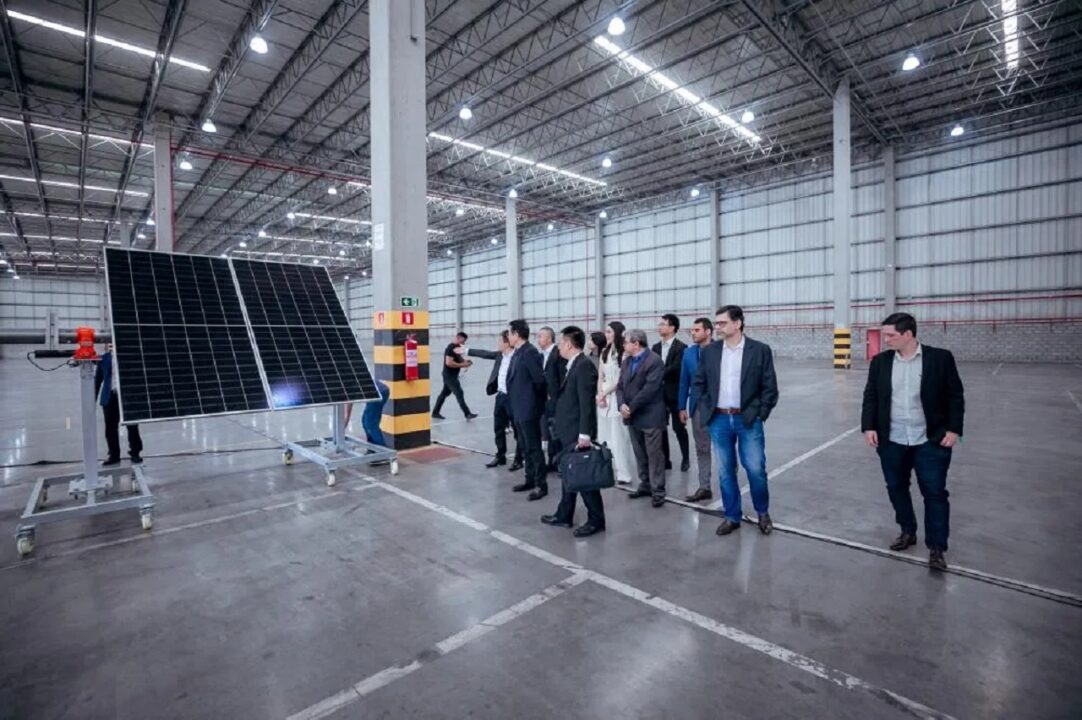 Empresa chinesa Arctech Solar chega de surpresa e inaugura nova fábrica no setor de energia renovável no Brasil com promessa de gerar 300 novos empregos