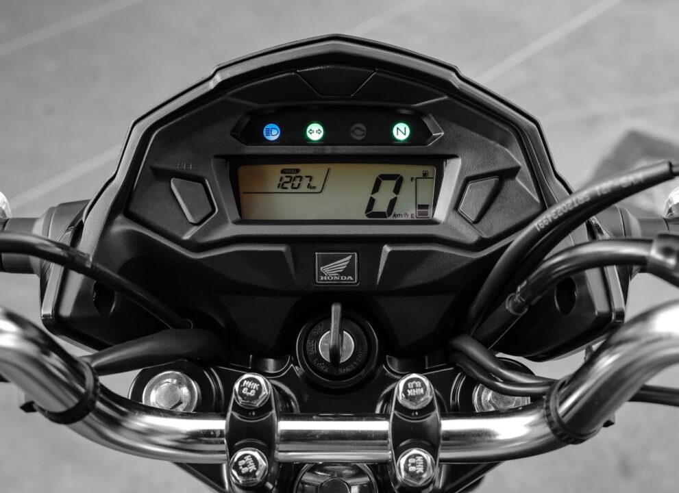 Na faixa dos R$ 10 mil reais moto 'baratinha' da Honda supera modelos atuais com consumo de 41 km/l e autonomia de 640 km com gasolina