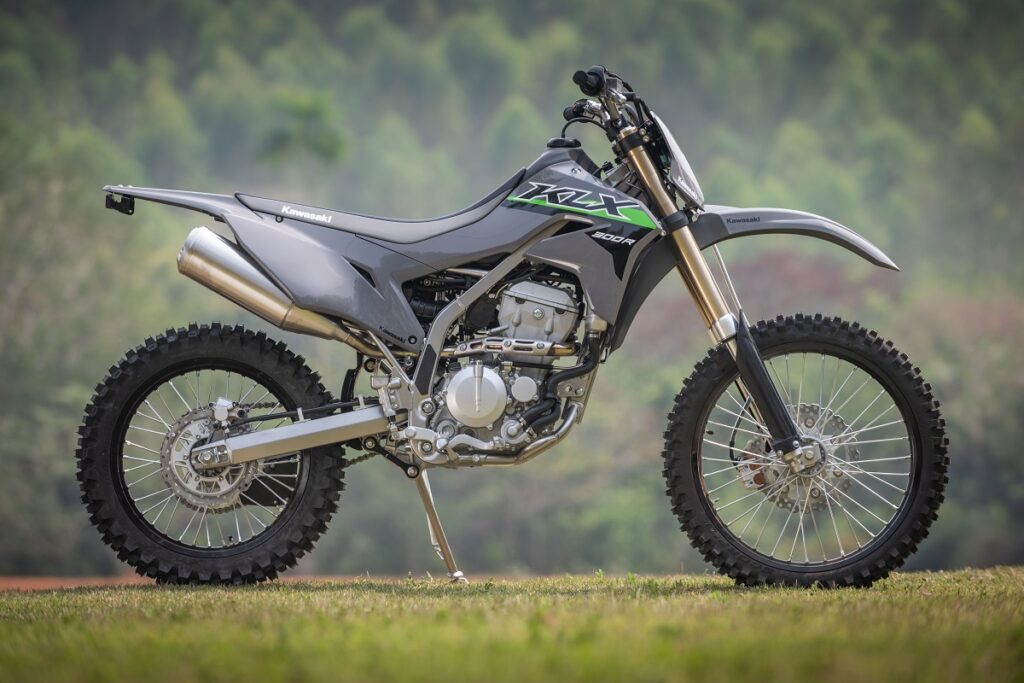 Kawasaki anuncia lançamento da KLX 300R