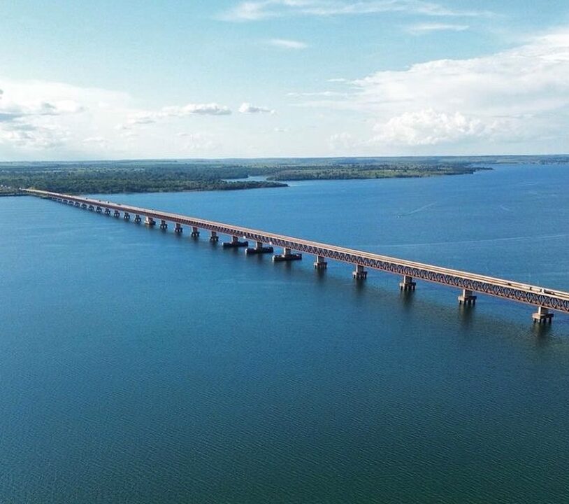 Obra monumental une São Paulo e Mato Grosso do Sul; a construção da Ponte Rodoferroviária sobre o Rio Paraná representa um marco na engenharia brasileira