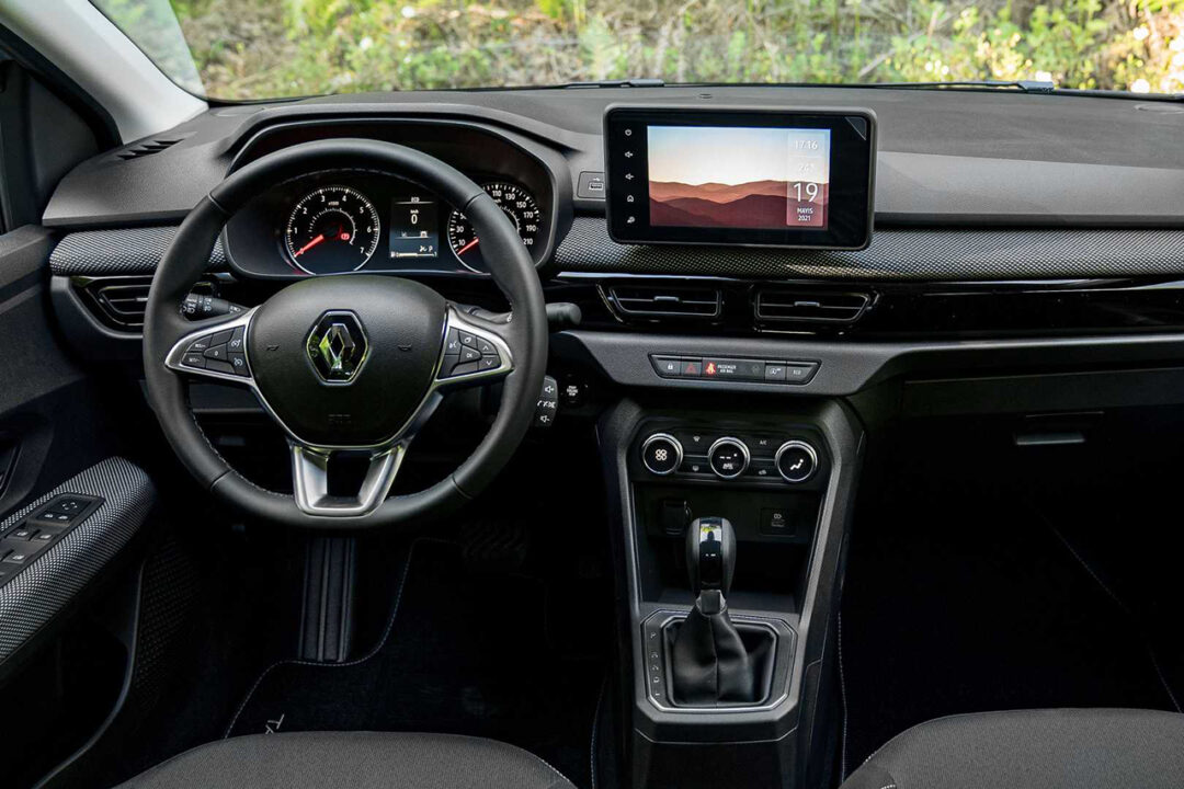 Custando menos de R$ 40 mil, carro popular da Renault desbanca modelos atuais no mercado automotivo com consumo de 13,7 km/L