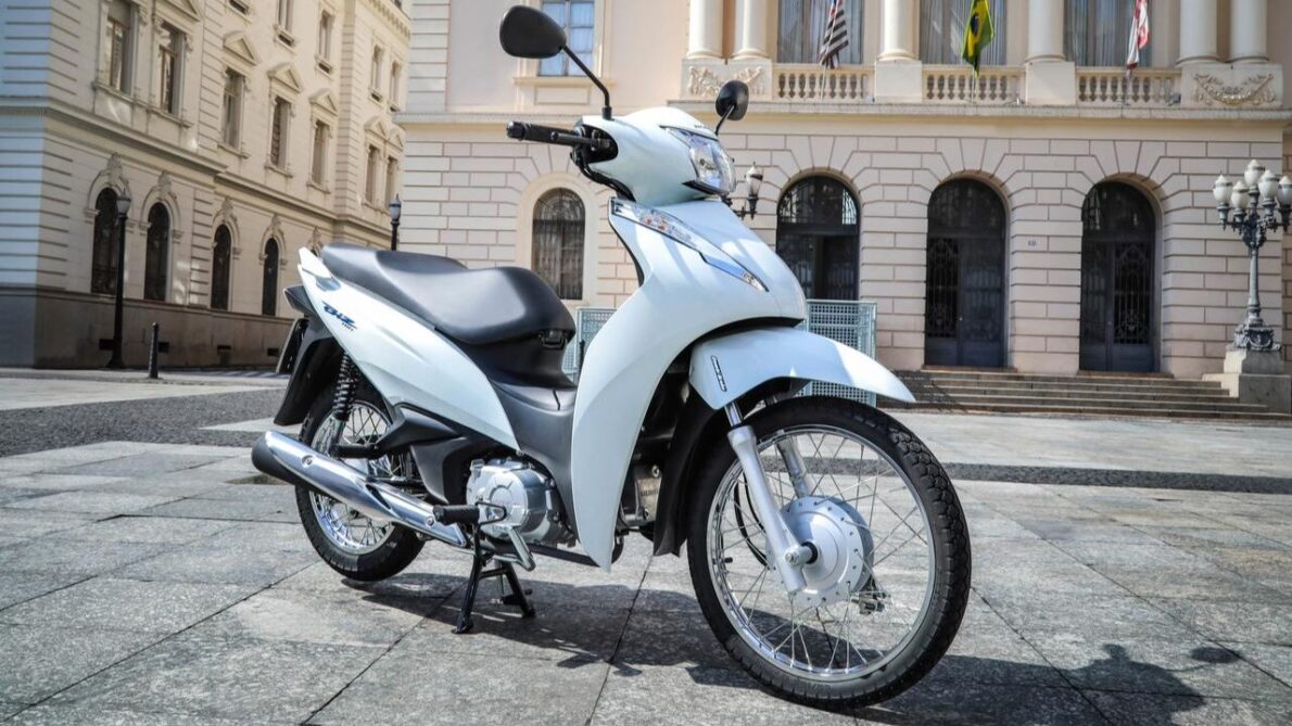 A Honda Biz 110 sai de linha para dar lugar à nova moto Biz 125 ES, com motor atualizado e mudanças de design para 2025.