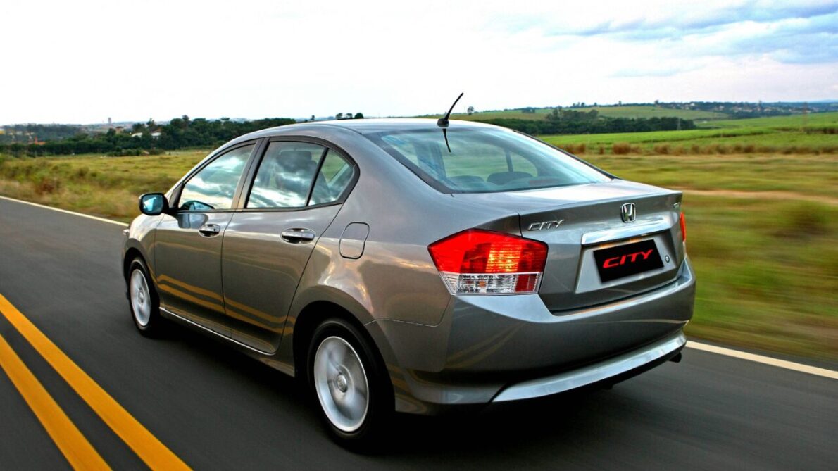 Honda City é o modelo ideal para quem busca um carro bom, bonito e econômico por menos de 40 mil! Equipado com motor i-VTEC 1.5 flex, esse tanque de guerra japonês consegue fazer 12,5 km/l na estrada e ainda conta com um porta-malas imenso de 506 litros