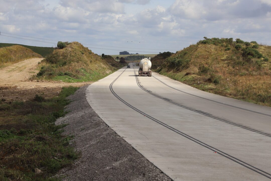 Nada de asfalto! Paraná segue exemplo dos EUA e vai renovar 340 km de rodovia com concreto, que dura o dobro do asfalto convencional usado hoje no Brasil e é mais barato. (Foto: Ari Dias/AEN)