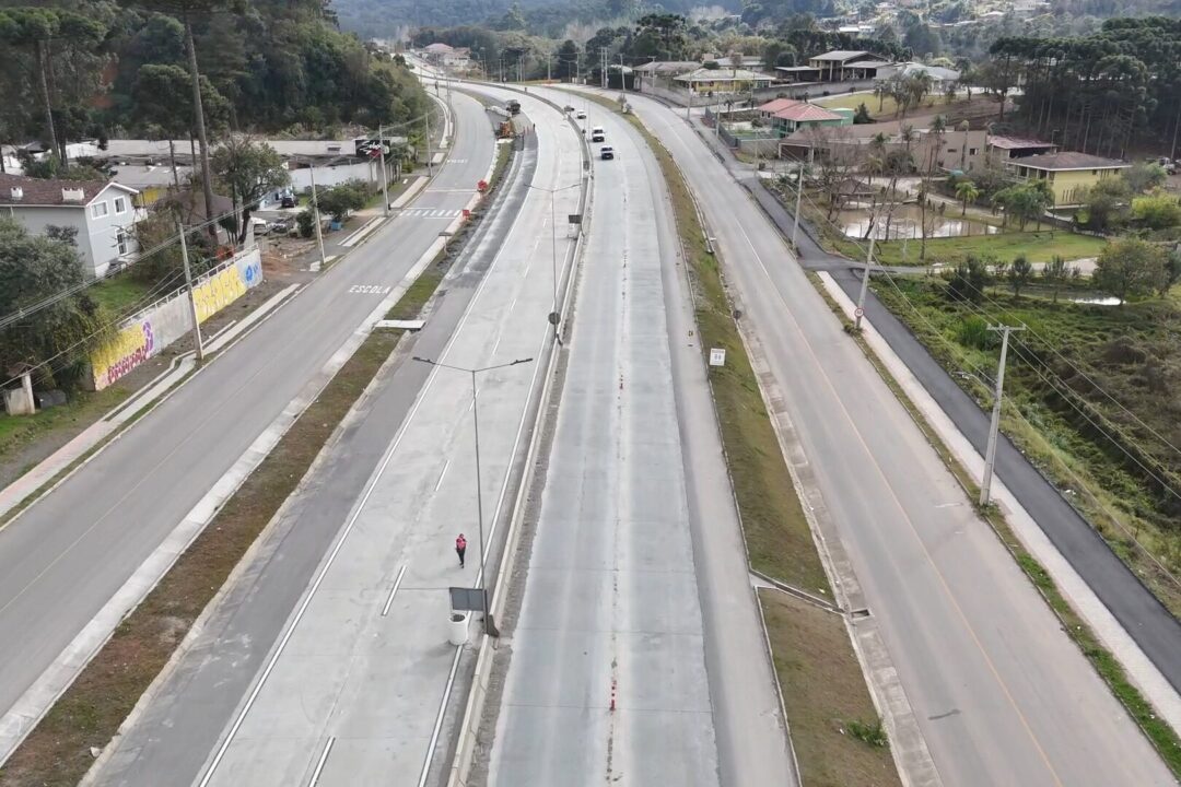 Nada de asfalto! Estado brasileiro segue exemplo dos EUA e vai renovar 340 km de rodovia com concreto, que dura o dobro do asfalto convencional usado hoje no Brasil e é mais barato. (Foto: Ari Dias/AEN)