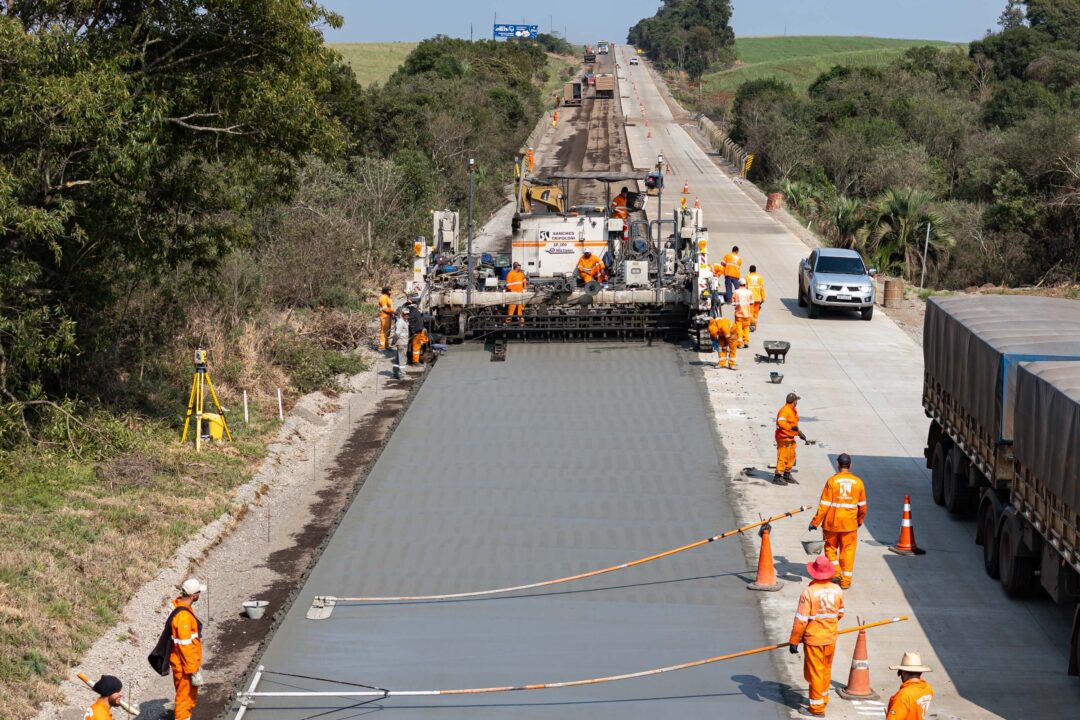 Nada de asfalto! Estado brasileiro segue exemplo dos EUA e vai renovar 340 km de rodovia com concreto, que dura o dobro do asfalto convencional usado hoje no Brasil e é mais barato. (Foto: Ari Dias/AEN)