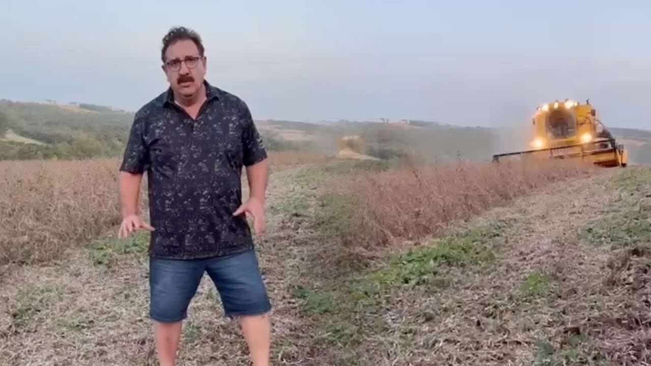  Ratinho vendeu todo seu gado após uma experiência emocional traumática e agora se dedica à agricultura em suas vastas fazendas pelo Brasil. (Imagem/ reprodução)