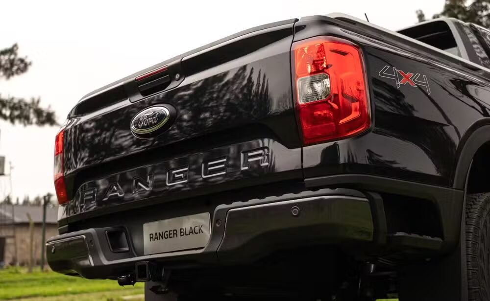 A Ford Ranger Black retorna ao Brasil com motor 2.0, visual preto intrigante e cabine misteriosa. Saiba mais sobre esse modelo exclusivo! (Imagem/ divulgação)