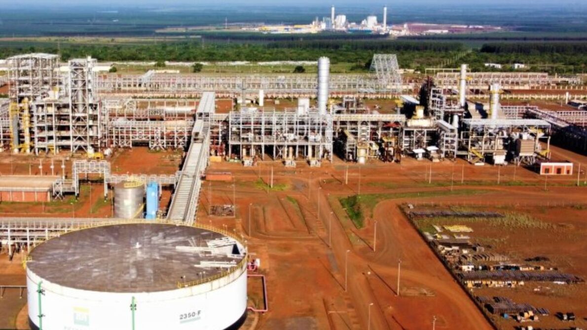 Petrobras planeja investir até R$ 3,5 bilhões para concluir a UFN-III em Três Lagoas, destacando a importância dos fertilizantes para o agronegócio.