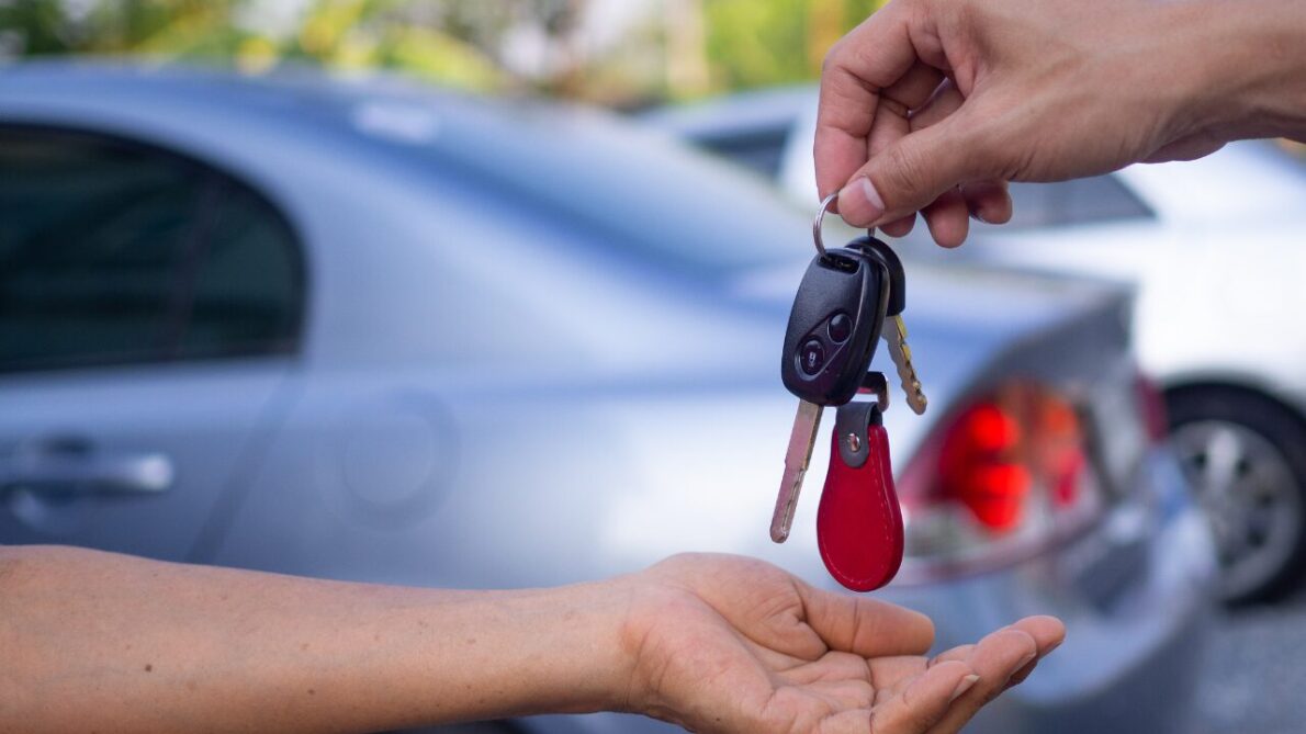 A nova regra de registro eletrônico para carros usados em SP, que entra em vigor em outubro, visa combater fraudes e agilizar transações.