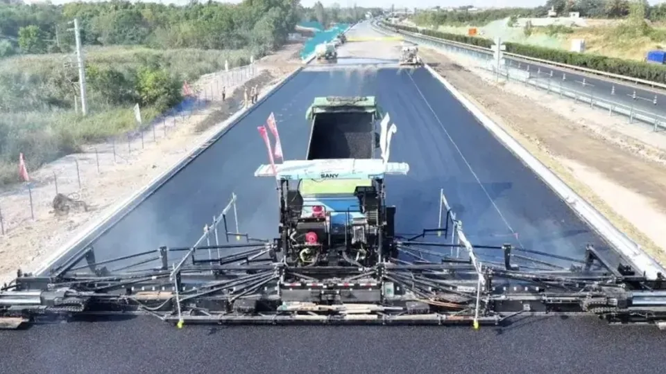 China impressiona o mundo com nova estrada de 157 quilômetros construída sem a ajuda de nenhum ser humano