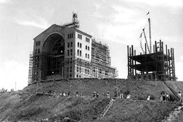 A impressionante construção da Basílica de Aparecida continua sendo uma das maiores empreitadas da engenharia sacra, há 65 anos em progresso e atraindo milhões de devotos de todo o mundo