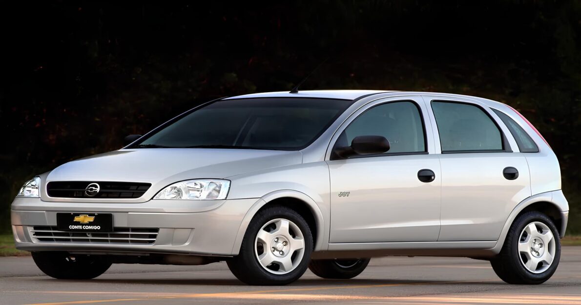 Chevrolet Corsa Hatch surpreende ao ser considerado um dos carros usados mais potentes e completos por menos de R$ 30.000, com motor 1.0 