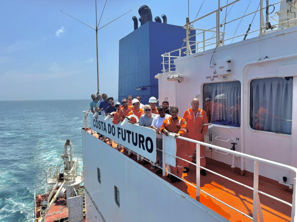 Tripulação do navio Costa do Futuro no convés, com o oceano ao fundo