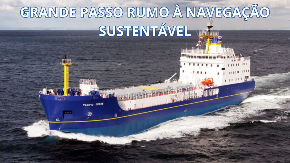 Navio "Pacific Grebe" navegando em alto-mar com o título "Grande Passo Rumo à Navegação Sustentável