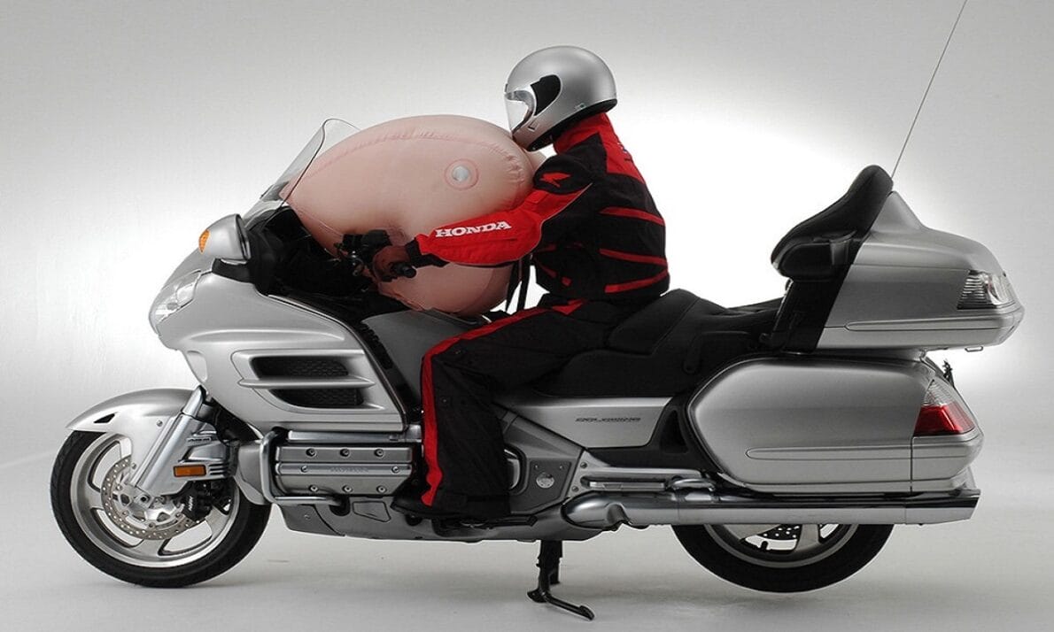 Indústria surpreendida com a nova moto da Honda equipada com airbag, oferecendo uma revolução no mercado de duas rodas 