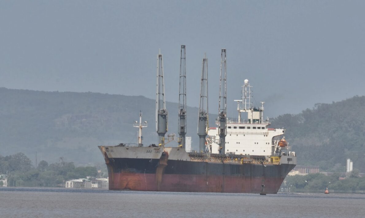 Navio de carga São Luiz no porto - Foto de Carlos Oliveira