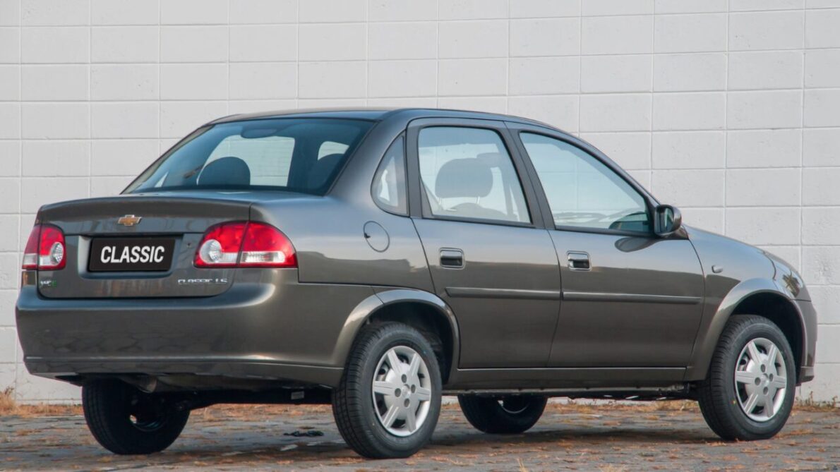 Classic, o popular queridinho dos brasileiros, continua fazendo sucesso em 2024! O tanque de guerra da Chevrolet é um carro muito procurado no mercado de usados – Descubra por quê!