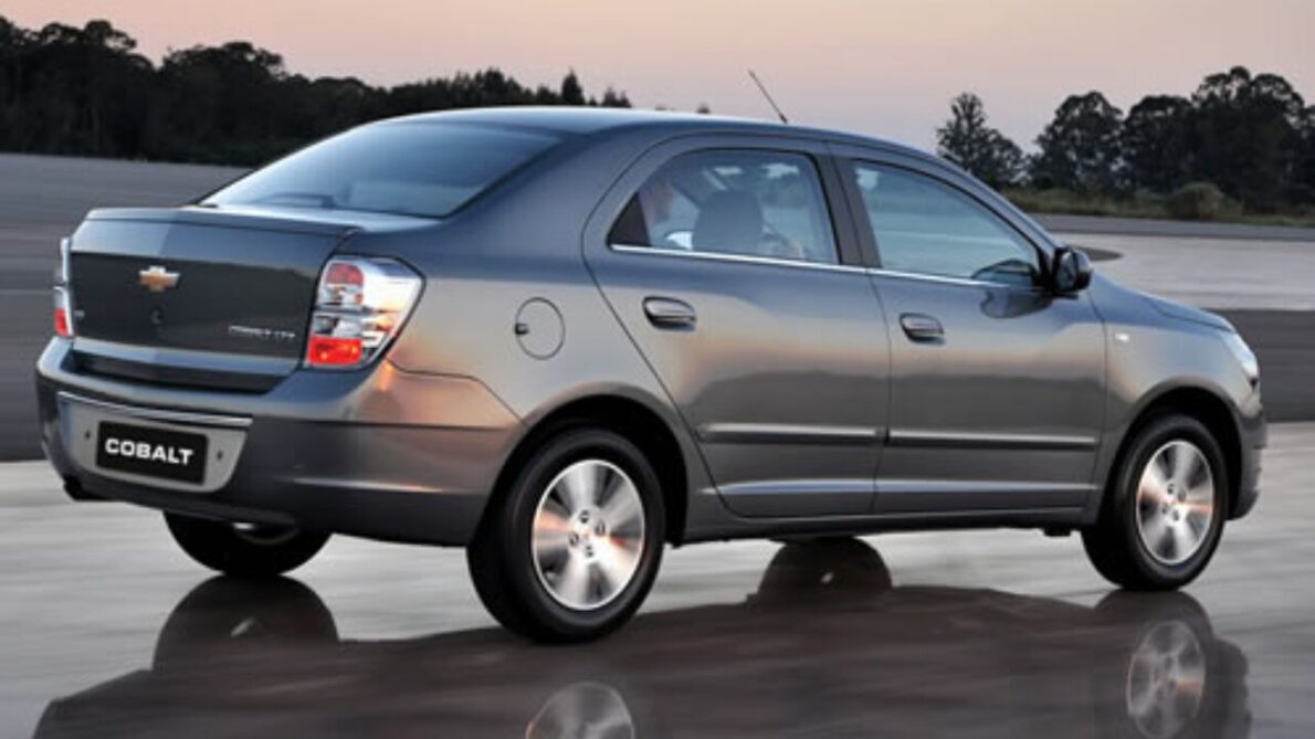 O Chevrolet Cobalt é um carro popular que combina motorização eficiente, amplo espaço interno e desempenho notável, ideal para o dia a dia.