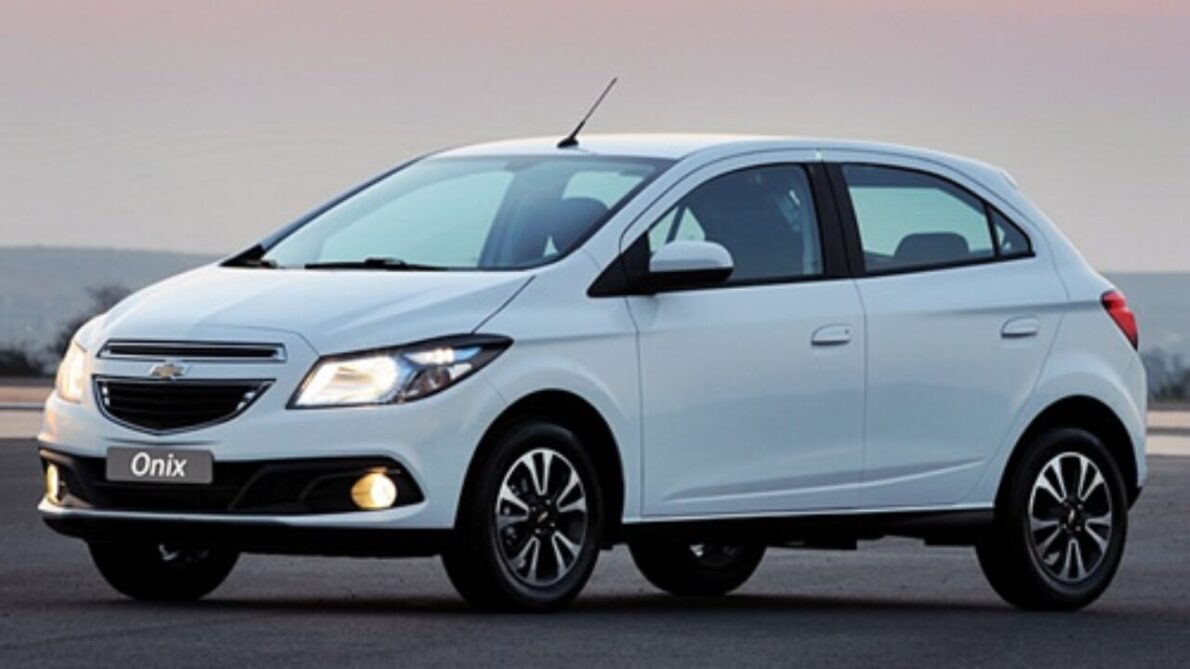 O Chevrolet Onix LTZ 2013 oferece bom desempenho, economia de combustível e praticidade, sendo ideal para uso urbano e viagens.