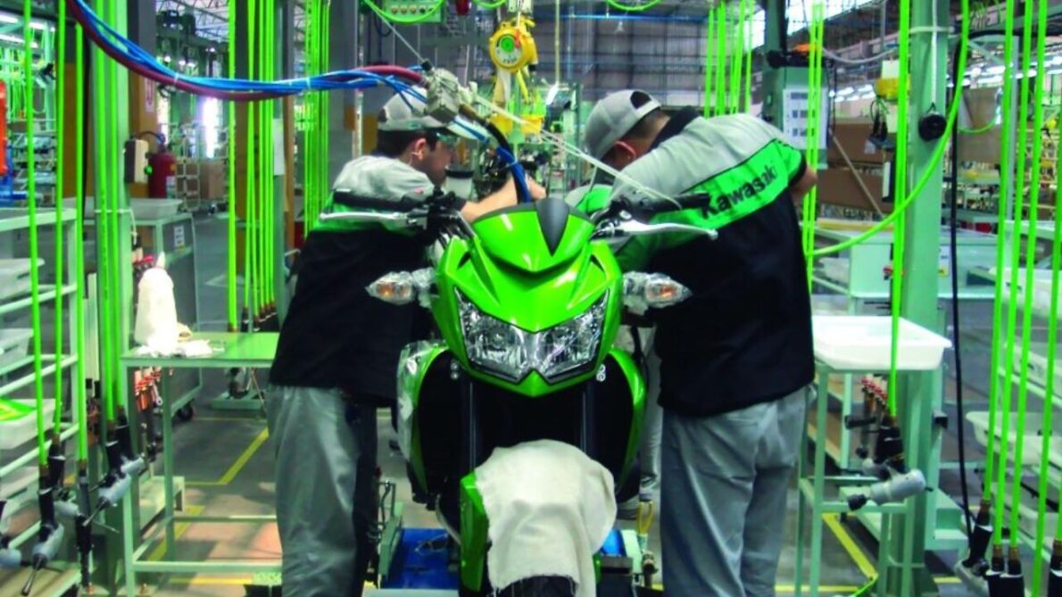 Multinacional Kawasaki interrompe produção em sua fábrica no Brasil, afetada por problemas logísticos no transporte.