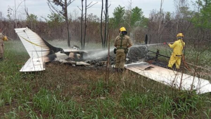 Aeronave clandestina é interceptada pela FAB em Lábrea, Amazonas. O piloto ateia fogo no avião e escapa. Descubra todos os detalhes! (Imagem: Divulgação/Policia federal)