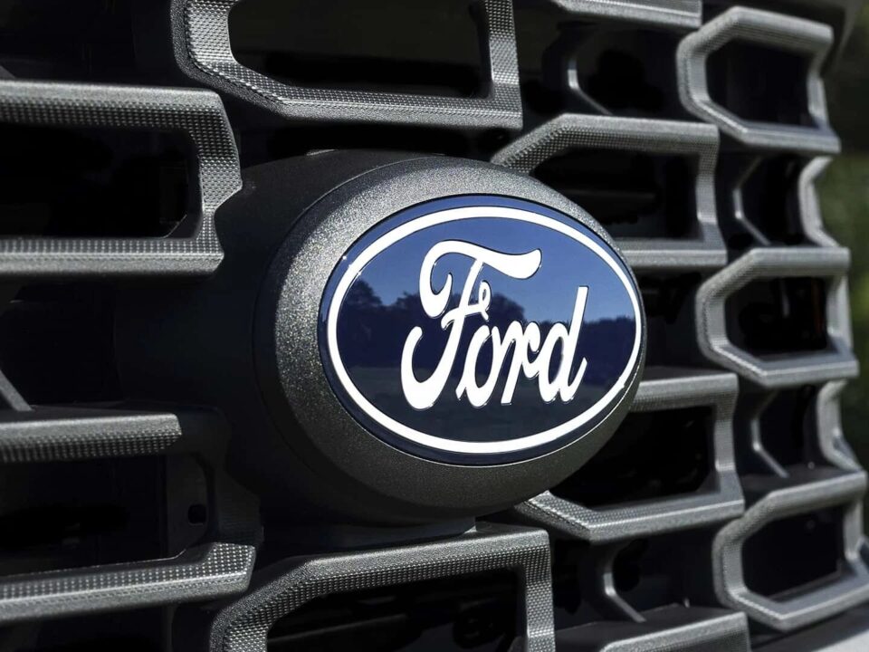 A Ford cancelou o lançamento de seu SUV elétrico, recuando para uma aposta nos híbridos. Estratégia temporária ou uma mudança no setor?